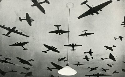Katonai repülőgépek sziluettjei egy RAF kiképzőiskolában a második világháború idején, 1941. alkotó: Charles Brown