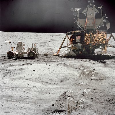 Apollo 16 Lunar Module Orion a Hold felszínén, 1972. április 21. alkotó: Charles Duke