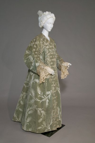 Bertha Palmer estélyi kabátja, 1902 körül (ferde elölnézet). Selyem szatén vágott bársony búzamintás, fémes cérnás csipke, selyem metál bojt. Worth, Párizs. alkotó: Charles Frederick Worth