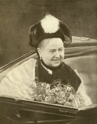 Viktória királynő mosolyogva, éppen átvett egy csokor virágot, Wight-sziget, 1887 körül (f/w fotó) alkotó: Charles Knight