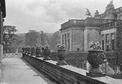 Faragott kővázák, East Terrace (f/w fotó) alkotó: Charles Latham