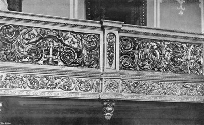 A lépcsőház faragott galériája alkotó: Charles Latham