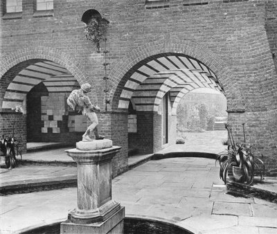 The Fountain Court (f/w fotó) alkotó: Charles Latham