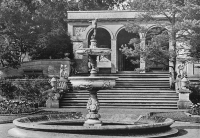 A loggia és a szökőkút alkotó: Charles Latham
