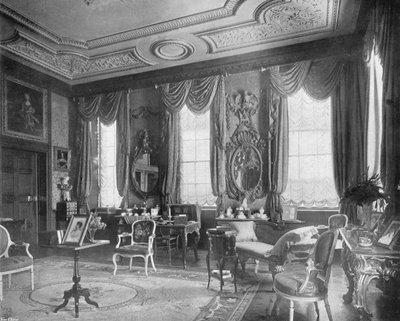 A négyzet alakú rajzterem alkotó: Charles Latham