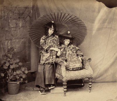 Lorina és Alice Liddell kínai ruhában alkotó: Charles Lutwidge Dodgson