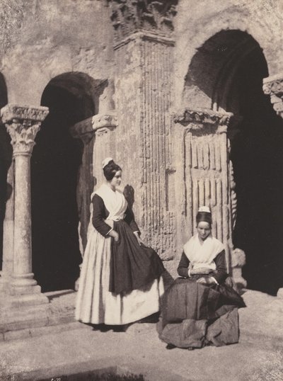 Arles-i nők a Saint-Trophime kolostor kerengőjében alkotó: Charles Nègre