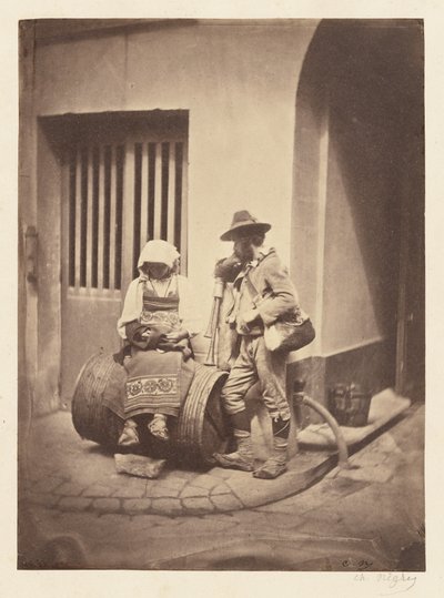 Olasz utcazenészek a 21. Quai de Bourbon bejáratánál alkotó: Charles Nègre