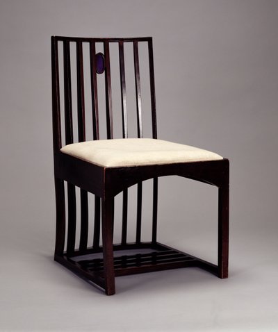 Szék a szalonban, HousHill, Glasgow, 1904 (sötétre pácolt fa, színes üveggel berakva) alkotó: Charles Rennie Mackintosh