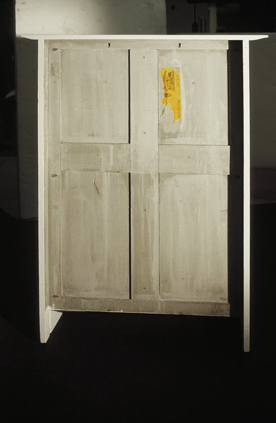 Fehér szekrény Mrs. Rowat számára, 1902 (fa, ólomüveg, zománc) alkotó: Charles Rennie Mackintosh