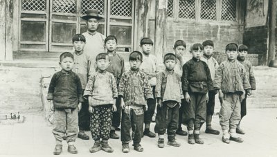 Tanár és tanulók alkotó: Chinese Photographer
