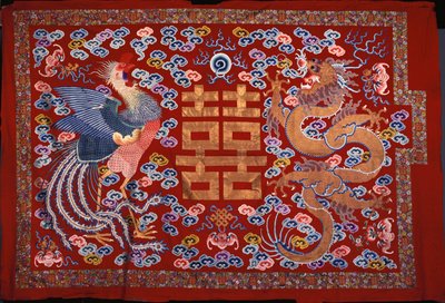 Vörös gyapjúból készült kínai akasztó, aranyozott cérnával központi karakterrel, mellette egy Főnix és egy sárkány, 19. század alkotó: Chinese School