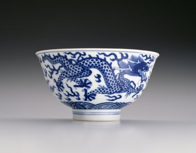 Tál sárkányokkal és hullámokkal, Xianfeng márka és 1851-61 közötti időszak (porcelán kék aláfestéssel) (lásd még: 142299) alkotó: Chinese School
