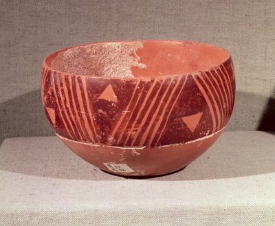 Háromszög alakú tál, Banpuból, Jiangsuból, Kr.e. 5-4. évezred (agyag) alkotó: Chinese School