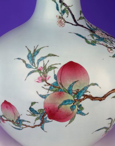 Részlet egy csodálatos famille rose kilenc őszibarack gömb alakú palackvázából, 1735-1795 alkotó: Chinese School