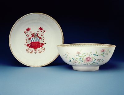 Famille rose zománcokkal díszített tálpár Joynes karjaival, Yongzheng (1723-35) (porcelán) alkotó: Chinese School
