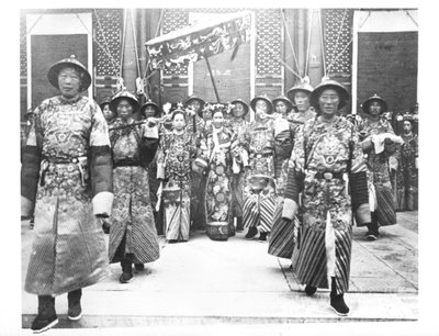 TzU-Hsi (1835-1908) kínai császárné portréja várhölgyekkel és őrökkel alkotó: Chinese School