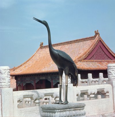 Gólyaszobor a háttérben a Legfelsőbb Harmónia csarnokának oldalsó pavilonjával, Ming-dinasztia alkotó: Chinese School