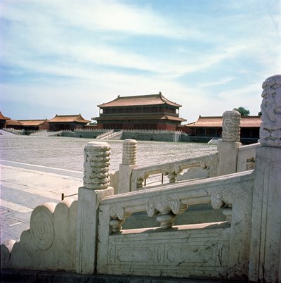 Kilátás az 1420-as Ming-dinasztia Legfelsőbb Harmónia csarnokából vezető központi rámpára alkotó: Chinese School