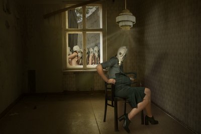 A kísérteties gázálarcos nő alkotó: Christine von Diepenbroek