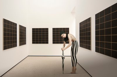 Csíkos alak a galériában alkotó: Christine von Diepenbroek