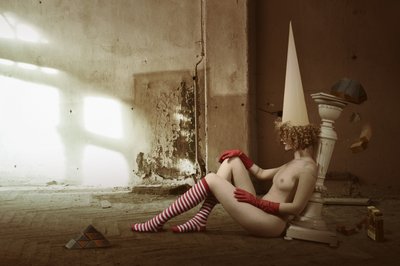 Szürreális meztelen kúpos sapka alkotó: Christine von Diepenbroek