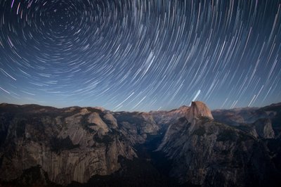 Csillagnyomok a Half Dome felett alkotó: Christoph Schaarschmidt