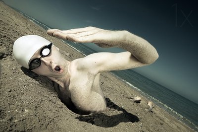 A homokba temetett strandúszó alkotó: Christophe Kiciak
