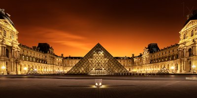 A Louvre-piramis éjszakai látképe alkotó: Christophe Kiciak