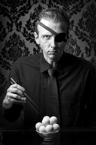 A Komoly Szemkötős Férfi alkotó: Christophe Kiciak