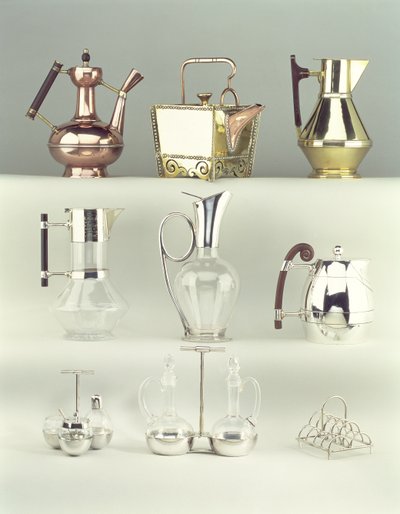 Top, L-R: Oriental Coffee Pot, Benham & Froud, 1888 körül (sárgaréz, réz és fa); Japán Rivetted Square teáskanna, Benham & Froud, 1888 körül (réz és sárgaréz); Claret Jug, Richard Perry, Son & Co., 1880 körül alkotó: Christopher Dresser