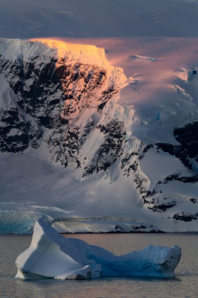 Golden Antarctic Peak alkotó: Chuanxu Ren