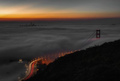 A Golden Gate-híd ködös éjszakán alkotó: Chuanxu Ren