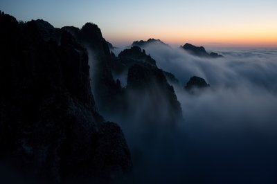 Ködös hegycsúcsok alkotó: Chuanxu Ren