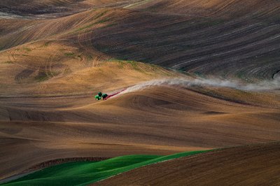 Traktor a hullámzó mezőkön alkotó: Chuanxu Ren