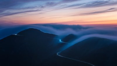 A kanyargós hegy alkonyata alkotó: Chuanxu Ren