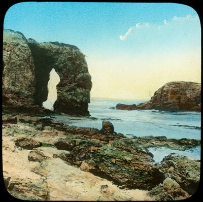 Sziklaív a Perran Beachen, Cornwallban, a 19. század végén vagy a 20. század elején alkotó: Church Army Lantern Department