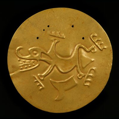 Korongos mellizom krokodillal, i.sz. 300-1550 (kalapált és üldözött arany) alkotó: Coclé Gran