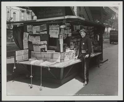 Vak hírkereskedő, P.J. McNulty a standjánál a 3rd Avenue & 42nd Street északkeleti sarkánál alkotó: Company Byron