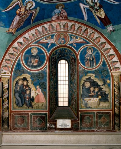 Verschiedene Episoden aus dem Leben des Heiligen Benedikt von Nursia: Links reicht eine Frau ein Stück Giftbrot an den Heiligen Benedikt, rechts nimmt ein Rabe das Brot und rettet den Heiligen Benedikt. Fresko von Meister Consolo von Consolo 