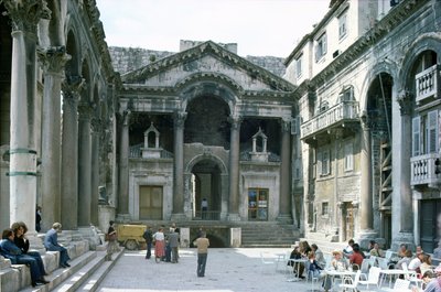 Perisztília a Diocletianus-palotában, i.sz. 300 körül alkotó: Croatian School