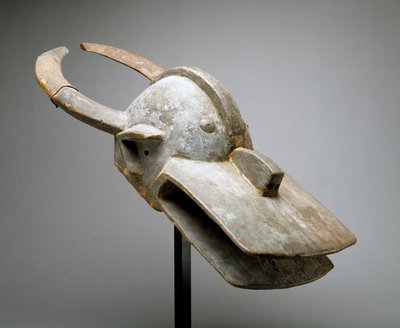 Bokortehén sisakmaszkja (Vara Társaság), Nyugat-Szudán, Szubszaharai Afrika, 19. század vége (fa, áldozati anyag, fém, szögek és állatbőr) alkotó: Culture Chamba