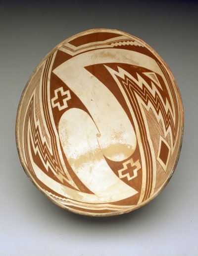 Tál geometriai kialakítással, 1000-1150 körül (kerámia) alkotó: Culture Mimbres