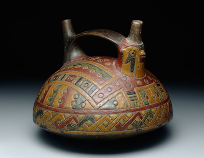 Sólymot ábrázoló, kettős kiöntős hevedernyeles edény, korai horizont, 8. korszak, ie 500-400 körül. (kerámia és gyanta-szuszpendált festék) alkotó: Culture Paracas