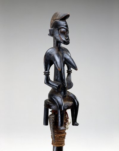 Bajnokművelő bot, Korhogo régió, Elefántcsontpart, 19. század vége - 20. század eleje (fa, kagylóhéj, növényi rost, szarv és vas). alkotó: Culture Senufo