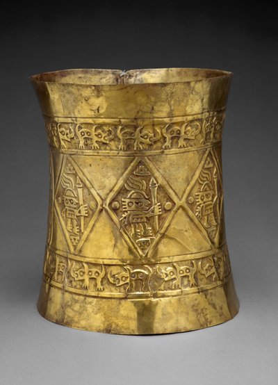 Korona, amely uralkodókat vagy ünnepi botot tartó isteneket ábrázol, i.sz. 800-1350 (kalapált és üldözött arany) alkotó: Culture Sicán