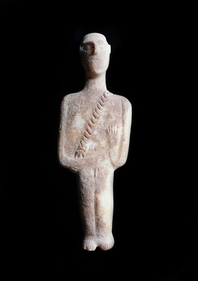 Férfi bálvány, sematikus figura. Fehér márvány szobor okker inkrusztációkkal, ie 3200-2000 alkotó: Cycladic Cycladic