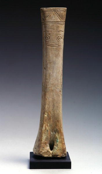 Faragott figura, kora bronzkor, ie 2700-1900 (csont) alkotó: Cypriot Cypriot