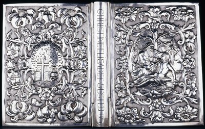 Felső és alsó könyvborító lombokkal és az irgalmas szamaritánus képével, 1740 alkotó: Danish School