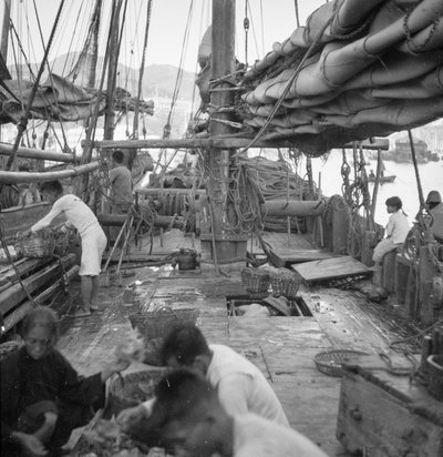 Egy Yeungkong halászhajó fedélzetén Aberdeenben, Hongkongban. alkotó: David Watkin Waters